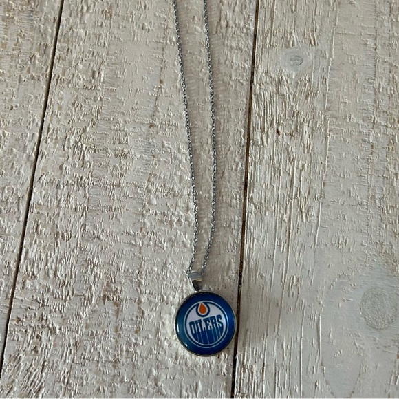 Edmonton Oilers Pin, Necklace, And Bracelet (New Without Tags) - Picture 3 of 4